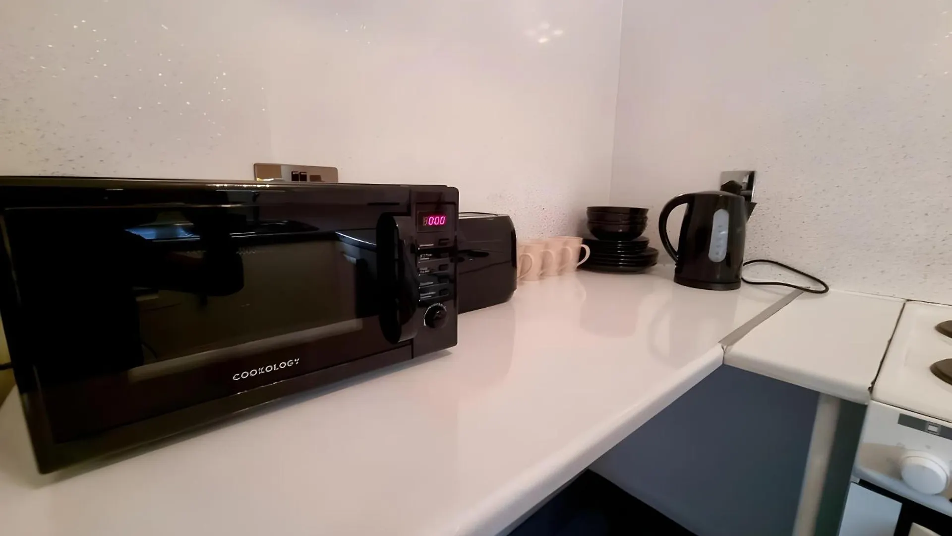 Sleek & Stylish - E15 Apartment With Parking London