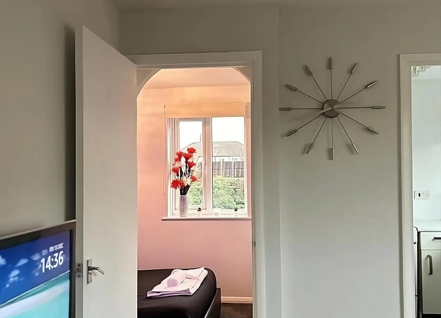 Sleek & Stylish - E15 Apartment With Parking London