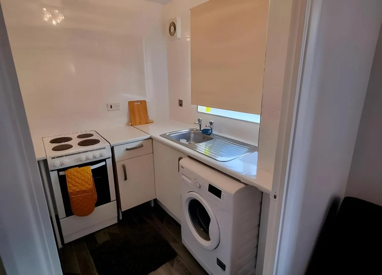 Sleek & Stylish - E15 Apartment With Parking London