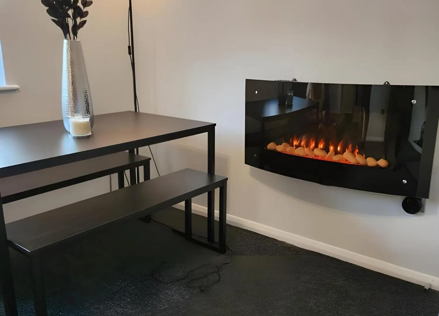 Sleek & Stylish - E15 Apartment With Parking London