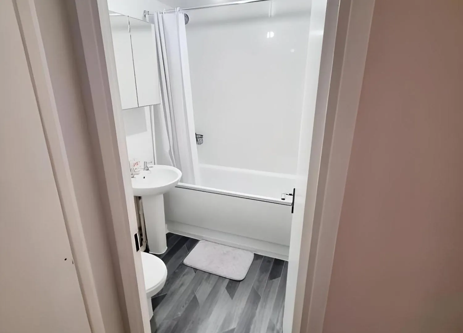 Sleek & Stylish - E15 Apartment With Parking London 0*,