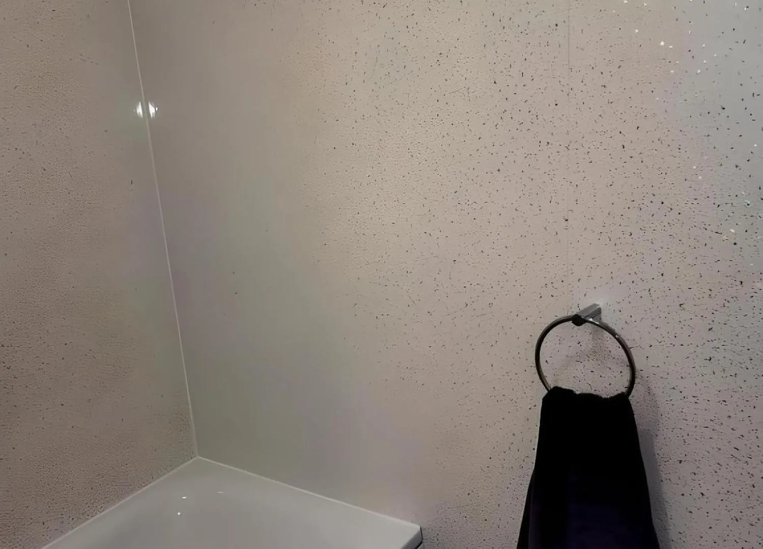 Sleek & Stylish - E15 Apartment With Parking London