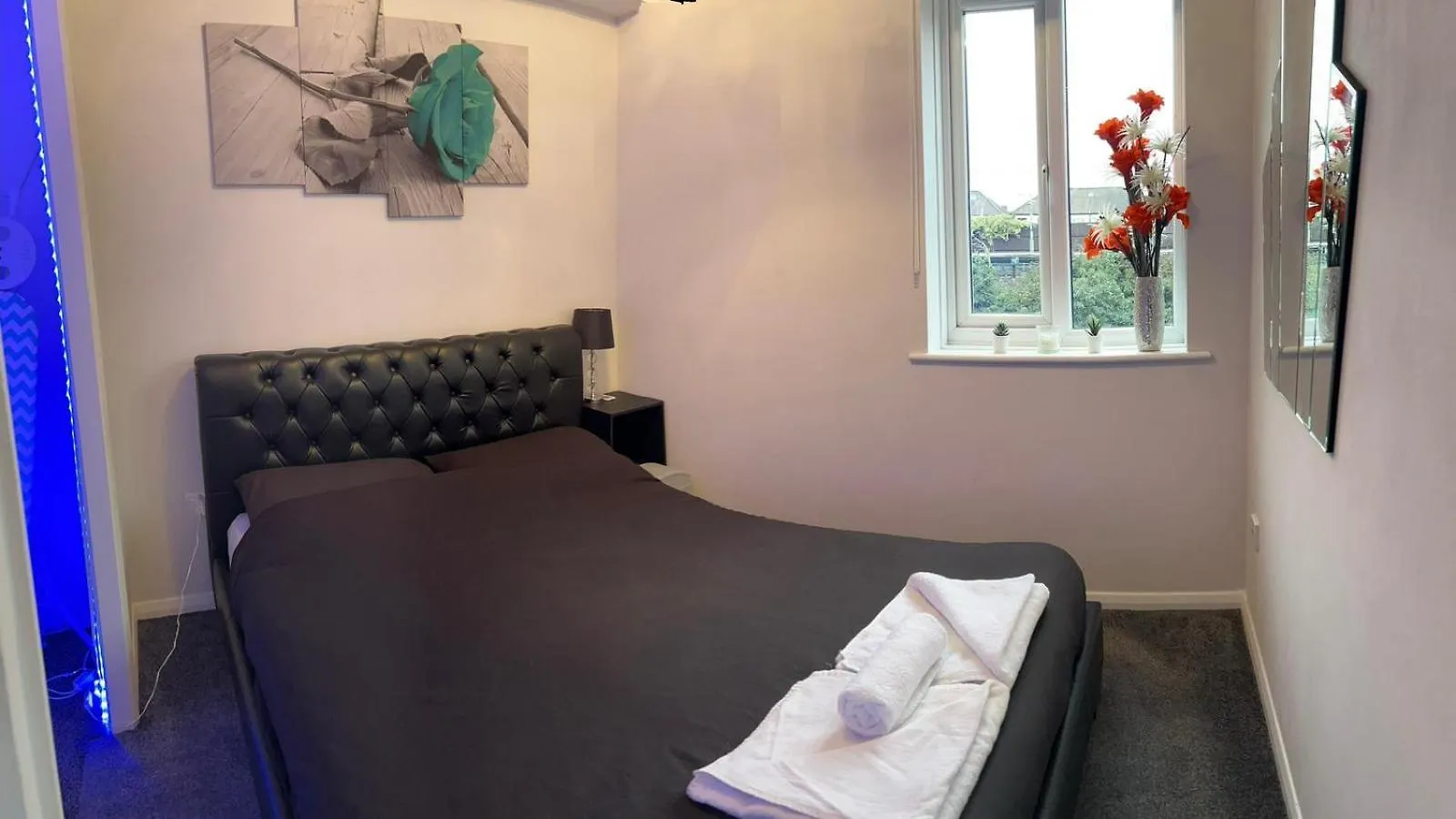 Sleek & Stylish - E15 Apartment With Parking London
